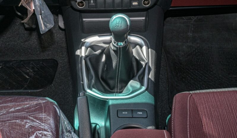 
								TOYOTA HILUX DC 2.7L GLX M/T 4X4 (PETROL) MY25 full									