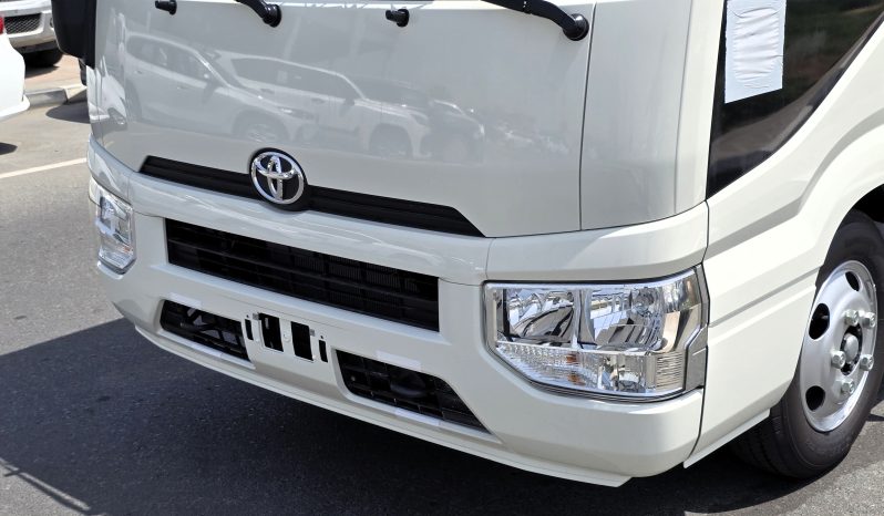 
								TOYOTA COASTER PETROL 2.7 MT – AUTO DOOR – 23 SEATER – 3 POINT BELT – 2025 MODEL – WHITE full									