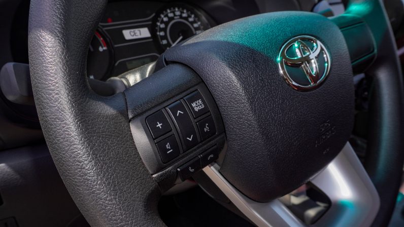 TOYOTA HILUX DC DIESEL 2.4 – MT – STD – E – 2025 – WHITE INSIDE RED