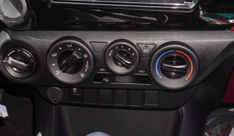 
								TOYOTA HILUX DC DIESEL 2.4 – MT – STD – E – 2025 – WHITE INSIDE RED full									