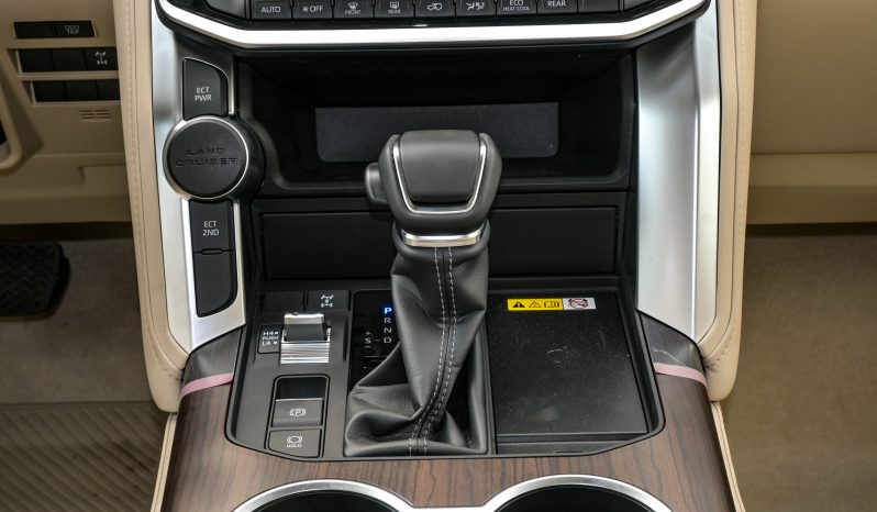 
								Toyota Land Cruiser LC300 GXR 4.0L V6 Petrol full									