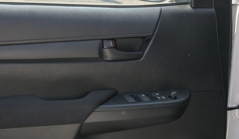 
								TOYOTA HILUX PETROL 2.7L – MANUAL – WIDE CABIN – WHITE INSIDE BLACK full									