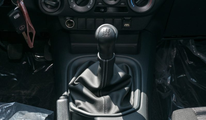 
								TOYOTA HILUX PETROL 2.7L – MANUAL – WIDE CABIN – WHITE INSIDE BLACK full									