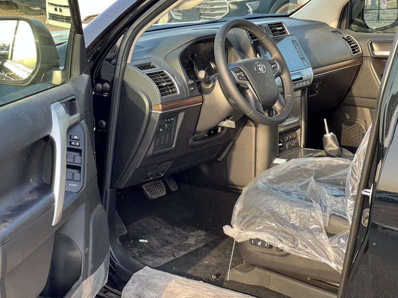 TOYOTA PRADO PETROL 4.0 VX – BLACK