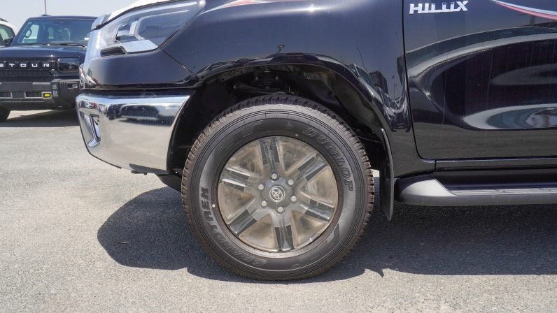 TOYOTA HILUX PETROL DOUBLE CABIN 2.7 – MT – FULL OPTIONS – 2025 – BLACK INSIDE BLACK