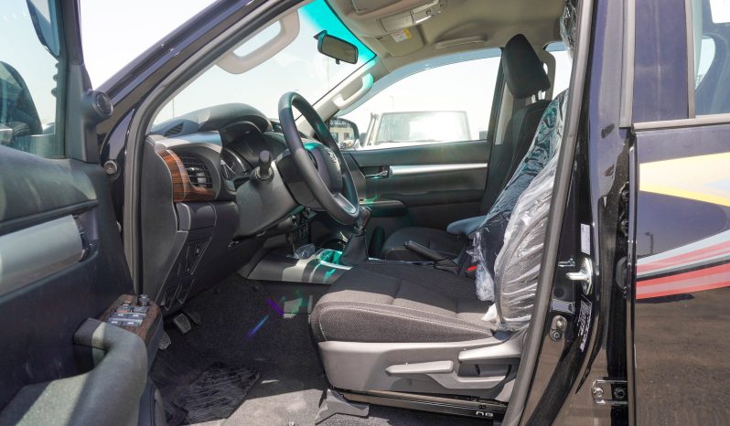
								TOYOTA HILUX PETROL DOUBLE CABIN 2.7 – MT – FULL OPTIONS – 2025 – BLACK INSIDE BLACK full									