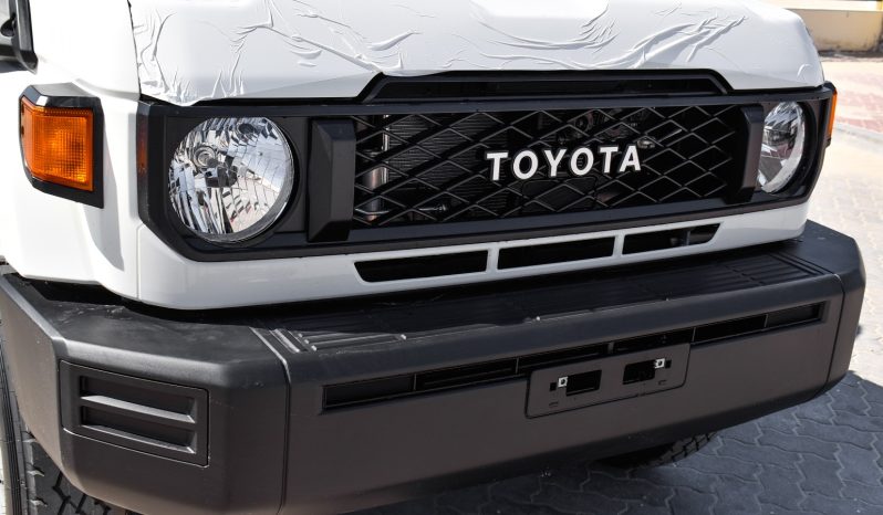 
								TOYOTA LC78 PETROL 4.0 – BASIC – MT – 2025 – WHITE INSIDE BEIGE – E full									