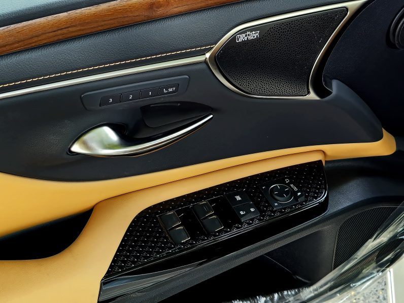 LEXUS ES350 – SIGNET – 3.5L – 2025 MODEL – WHITE INSIDE TAN – OMAN SPECS