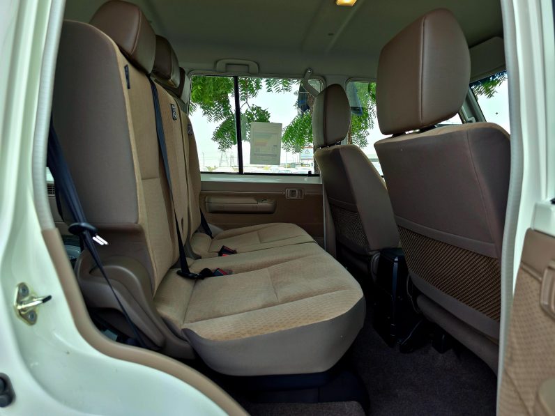LC76 PETROL 4.0L – STD – E – DIFF LOCK – A/T – WHITE INSIDE BEIGE – 2025 – OMANI