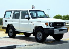 LC76 PETROL 4.0L – STD – E – DIFF LOCK – A/T – WHITE INSIDE BEIGE – 2025 – OMANI