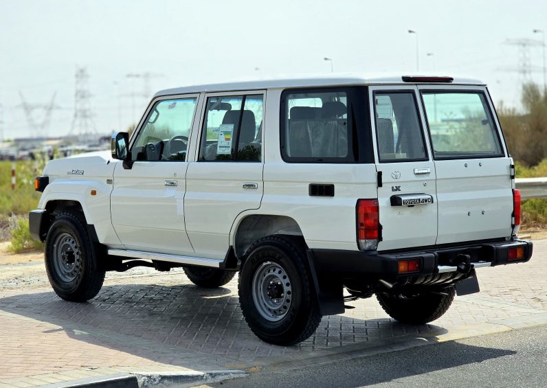 LC76 DIESEL 2.8T – STD – E – DIFF LOCK – A/T – WHITE INSIDE BEIGE – 2025 – OMANI