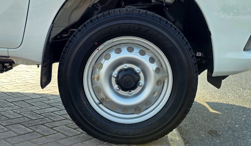 
								TOYOTA HILUX DIESEL 2.4 NARROW – M/T – BASIC – MANUAL WINDOWS – 2025 MODEL – WHITE INSIDE RED – OMANI full									