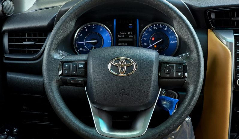 
								TOYOTA FORTUNER PETROL 2.7 – MANUAL A.C – ALLOY WHEELS – 2025 MODEL – WHITE INSIDE BROWN – YEMEN SPECS full									