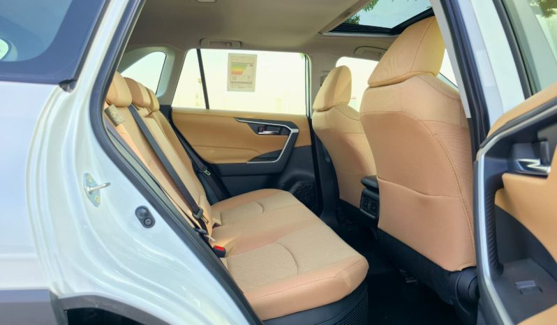 
								TOYOTA RAV4 2.5 HYBRID – XLE – G – MID OPTIONS – 2025 MODEL – WHITE INSIDE BEIGE – GCC SPECS full									