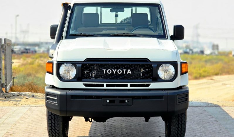 
								TOYOTA LC79 SINGLE CABIN DIESEL 2.8 MT – STD – E – MODEL 2025 – WHITE INSIDE BEIGE – GCC SPECS full									