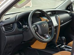
										TOYOTA FORTUNER 2.4 DIESEL – STANDARD OPTIONS – 2025 MODEL – WHITE INSIDE BROWN – GCC SPECS full									