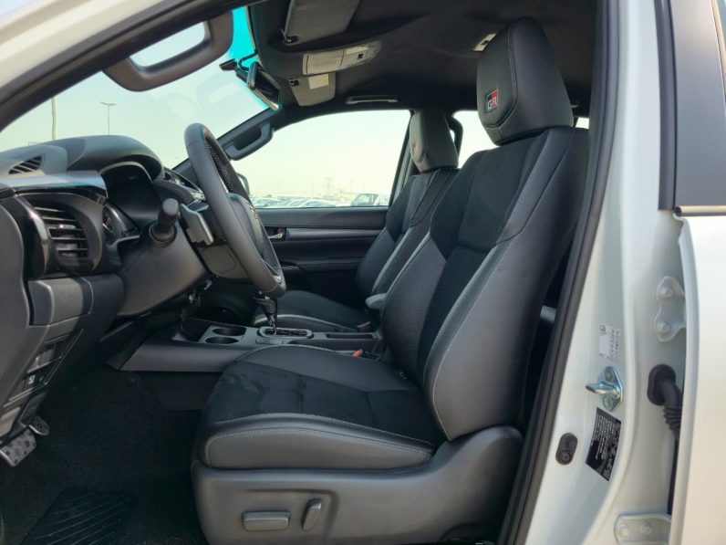 TOYOTA HILUX GR -S PETROL 4.0 – DIGITAL MIRROR – FULL OPTIONS – 2025 MODEL – WHITE INSIDE BLACK – GCC SPECS