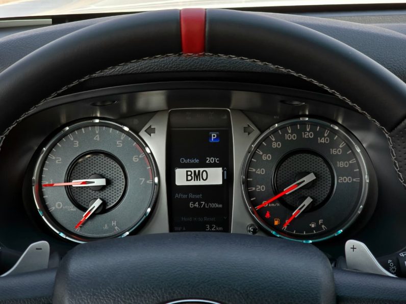 TOYOTA HILUX GR -S PETROL 4.0 – DIGITAL MIRROR – FULL OPTIONS – 2025 MODEL – WHITE INSIDE BLACK – GCC SPECS