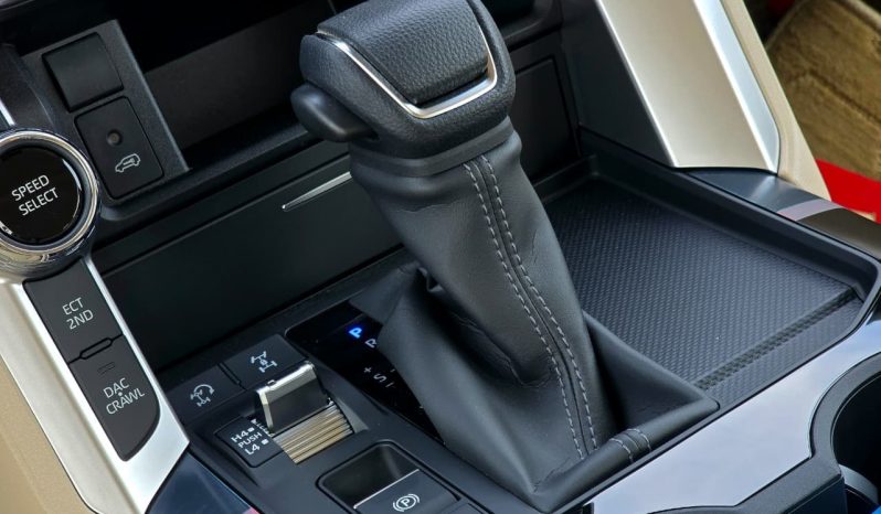 
								TOYOTA LC300 4.0L PETROL – GXR MID – SUNROOF – 18” A/W – 2025 MODEL – WHITE INSIDE BEIGE full									