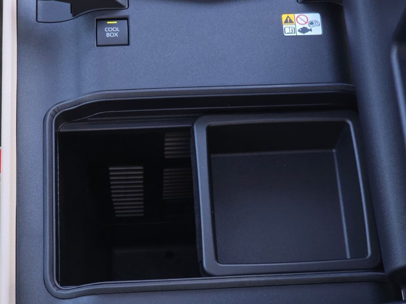 TOYOTA LC300 4.0L PETROL – GXR MID – SUNROOF – 18” A/W – 2025 MODEL – WHITE INSIDE BEIGE