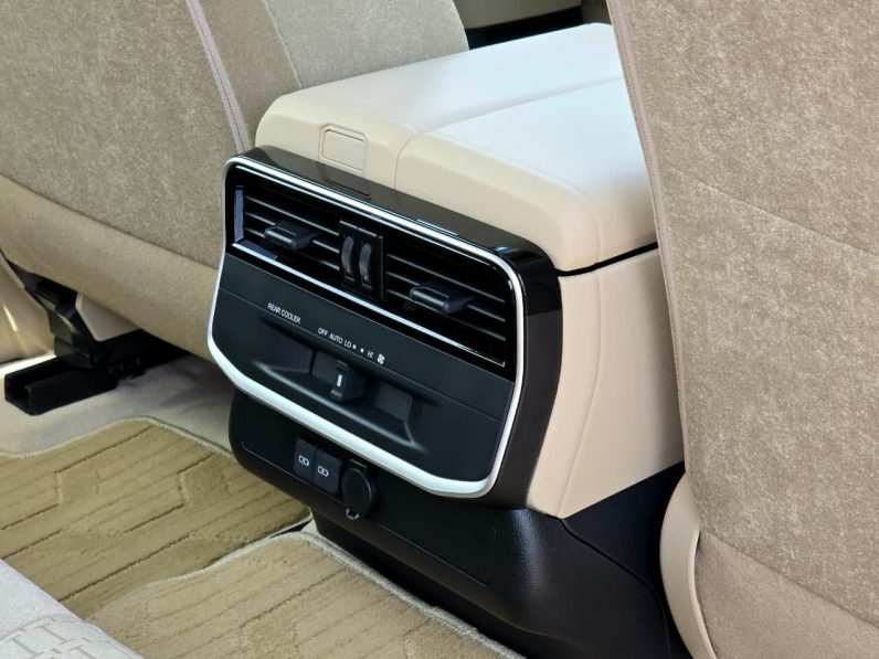 TOYOTA LC300 4.0L PETROL – GXR MID – SUNROOF – 18” A/W – 2025 MODEL – WHITE INSIDE BEIGE